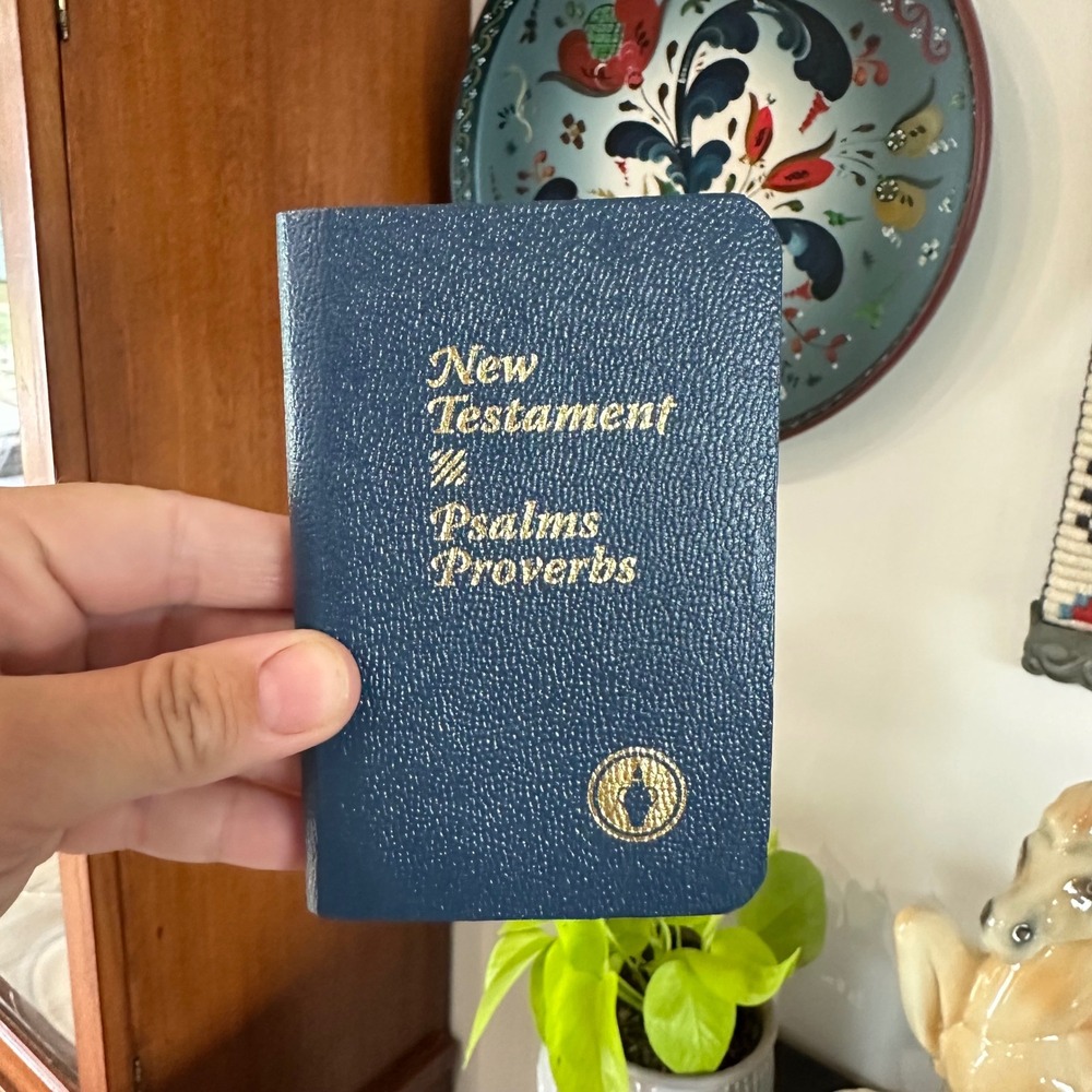 Gideons International Pocket Bible New Testament Psalms Proverbs Blue Gold